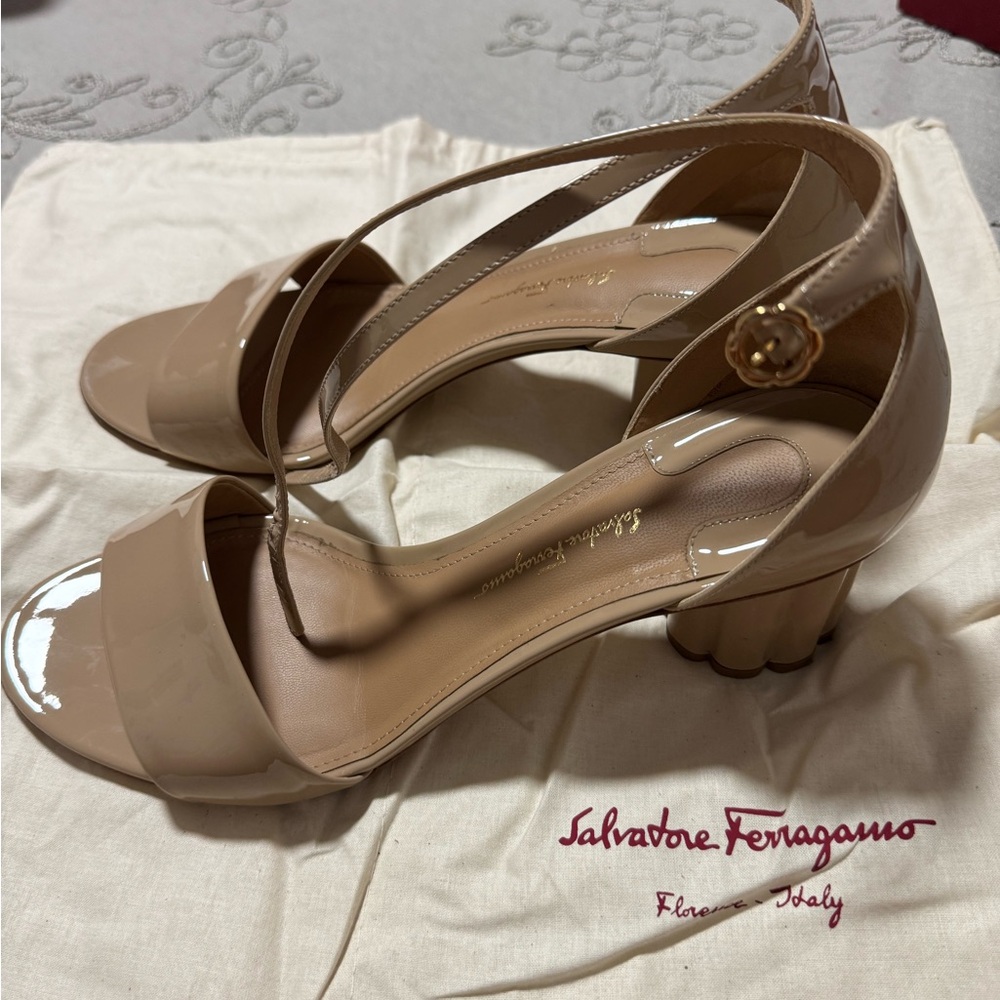 Salvatore Ferragamo Women's Nude Heels